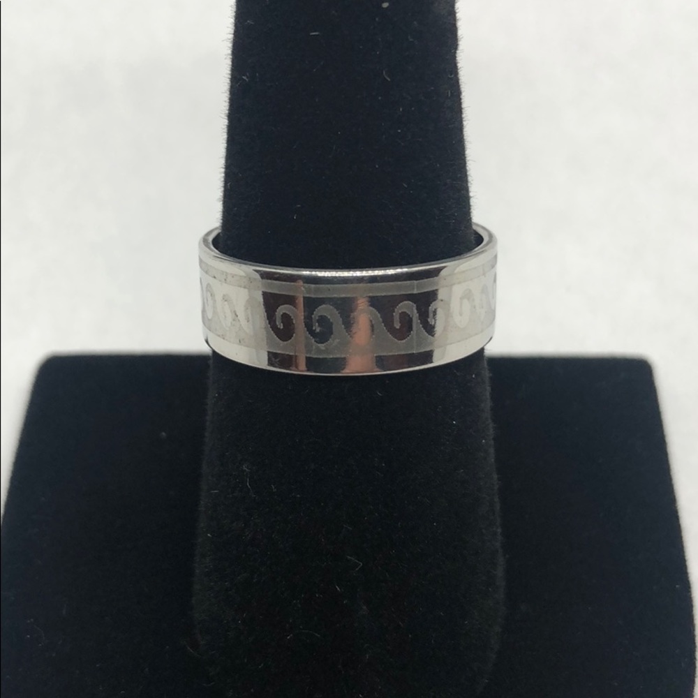 Men’s ring.